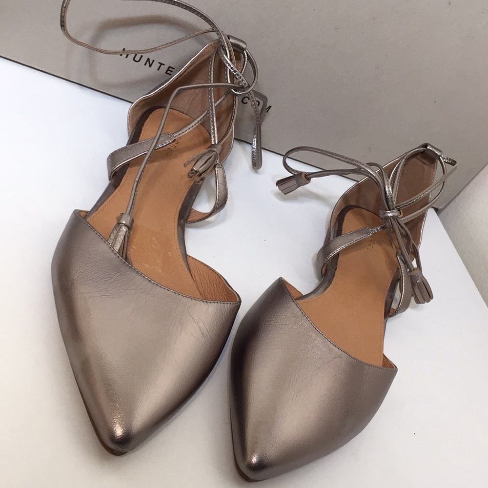 Halogen size 8.5 metallic tie tassel flats